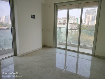 Room in 3 BHK Apartment at Malad West – for Rent