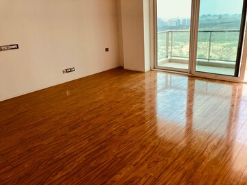 Room in 4 BHK Apartment at DLF The Crest, Sector 54 – for Rent