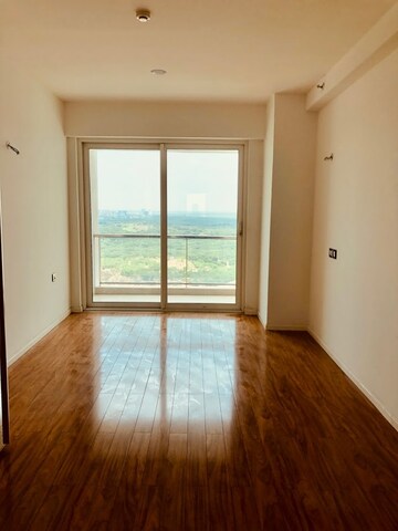 Room in 4 BHK Apartment at DLF The Crest, Sector 54 – for Rent