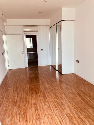Room in 4 BHK Apartment at DLF The Crest, Sector 54 – for Rent