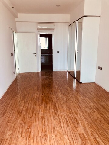 Room in 4 BHK Apartment at DLF The Crest, Sector 54 – for Rent