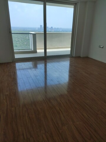 Room in 4 BHK Apartment at DLF The Crest, Sector 54 – for Rent
