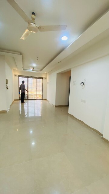 Room in 3 BHK Apartment at Chandak Breezy Corner, Kandivali West – for Rent