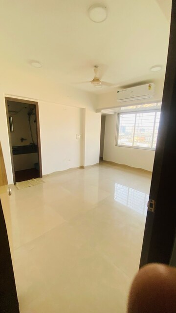 Room in 3 BHK Apartment at Chandak Breezy Corner, Kandivali West – for Rent