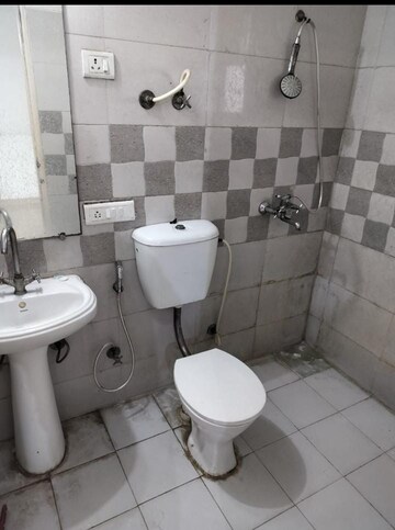 2 BHK Apartment For Rent in Gaur City 2 - 14th Avenue, Sector 16c Greater Noida