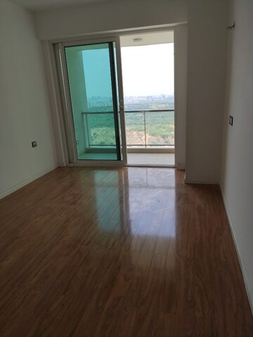 Room in 4 BHK Apartment at DLF The Crest, Sector 54 – for Rent