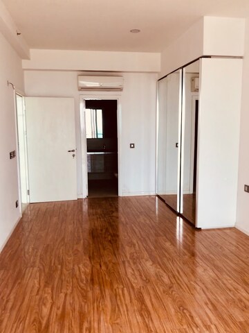 Room in 4 BHK Apartment at DLF The Crest, Sector 54 – for Rent