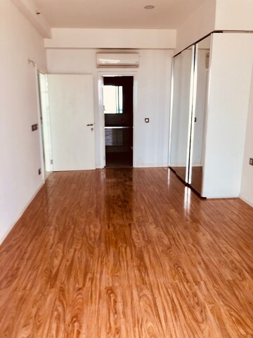 Room in 4 BHK Apartment at DLF The Crest, Sector 54 – for Rent