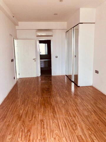 Room in 4 BHK Apartment at DLF The Crest, Sector 54 – for Rent