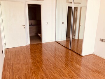Room in 4 BHK Apartment at DLF The Crest, Sector 54 – for Rent