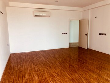 Room in 4 BHK Apartment at DLF The Crest, Sector 54 – for Rent
