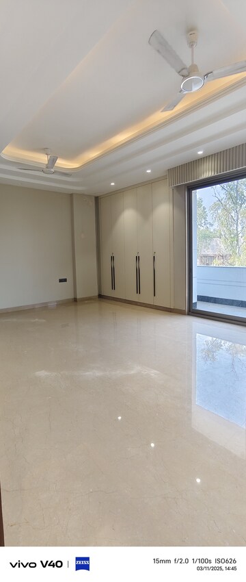 Room in 3 BHK Builder Floor at Defence Colony – for Rent