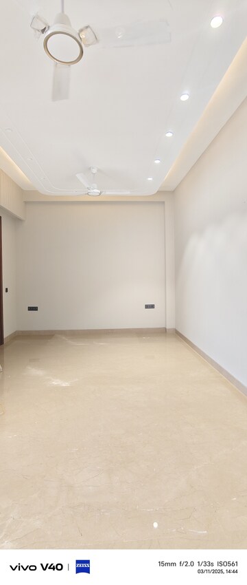 Room in 3 BHK Builder Floor at Defence Colony – for Rent