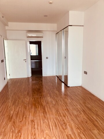 Room in 4 BHK Apartment at DLF The Crest, Sector 54 – for Rent