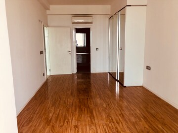 Room in 4 BHK Apartment at DLF The Crest, Sector 54 – for Rent