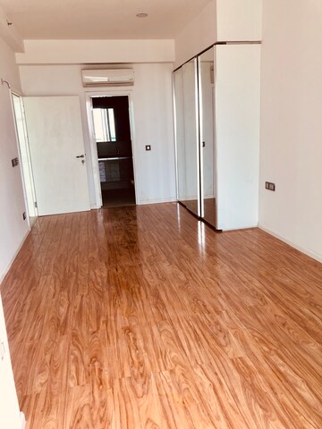 Room in 4 BHK Apartment at DLF The Crest, Sector 54 – for Rent