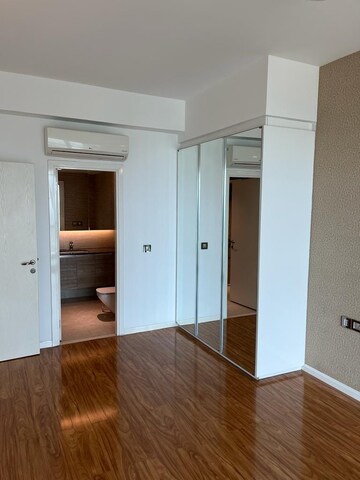 Room in 4 BHK Apartment at DLF The Crest, Sector 54 – for Rent