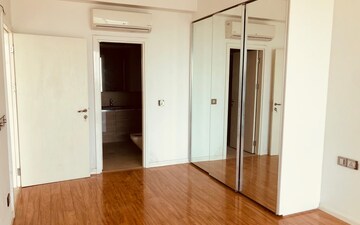 Room in 4 BHK Apartment at DLF The Crest, Sector 54 – for Rent