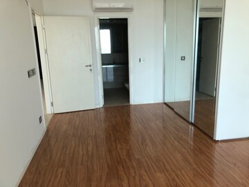 Room in 4 BHK Apartment at DLF The Crest, Sector 54 – for Rent