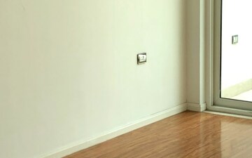 Room in 4 BHK Apartment at DLF The Crest, Sector 54 – for Rent