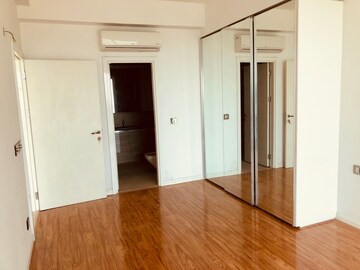 Room in 4 BHK Apartment at DLF The Crest, Sector 54 – for Rent