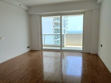 Room in 4 BHK Apartment at DLF The Crest, Sector 54 – for Rent