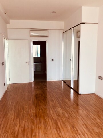 Room in 4 BHK Apartment at DLF The Crest, Sector 54 – for Rent