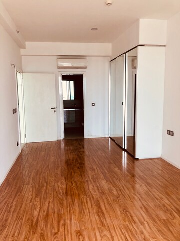 Room in 4 BHK Apartment at DLF The Crest, Sector 54 – for Rent