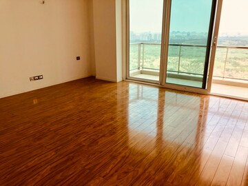 Room in 4 BHK Apartment at DLF The Crest, Sector 54 – for Rent