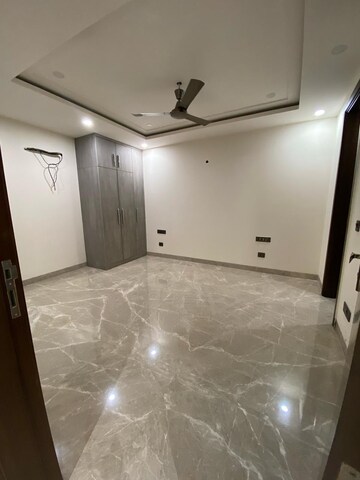 Room in 3 BHK Builder Floor at Sukhdev Vihar – for Rent