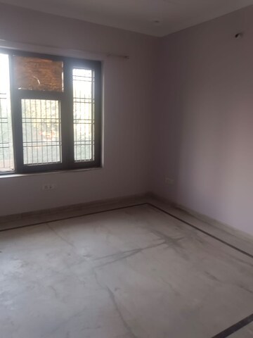 Room in 3 BHK Builder Floor at Sector 9 – for Rent