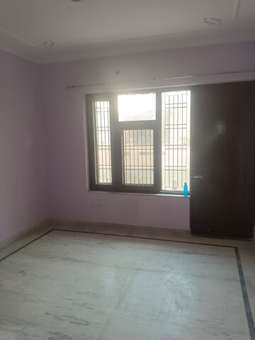 Room in 3 BHK Builder Floor at Sector 9 – for Rent