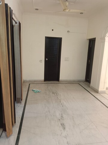 Room in 3 BHK Builder Floor at Sector 9 – for Rent