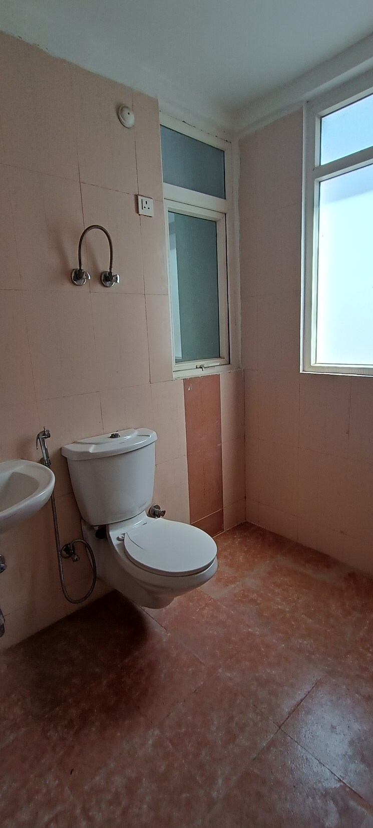 Bathroom, ramprastha-city-the-atrium 2 Bedroom 965 Sq.Ft. Apartment In Sector 37d Gurgaon 8334747