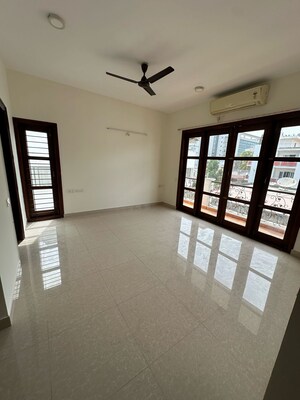 Room in 3 BHK Apartment at Embassy Palace, Cunningham Road – for Rent
