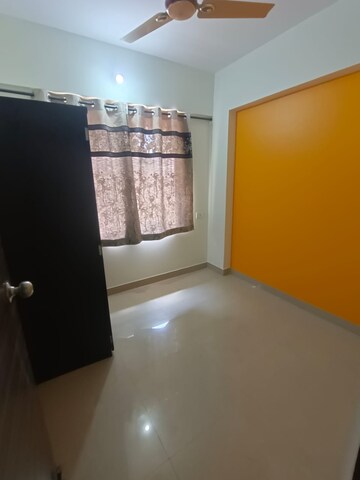 Room in 1.5 BHK Apartment at Kashish Park Apartment, Lal Bahadur Shastri Road – for Rent