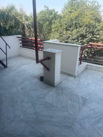 Balcony in 2 BHK Builder Floor at Sector 40 – for Rent