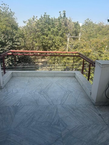 Balcony in 2 BHK Builder Floor at Sector 40 – for Rent