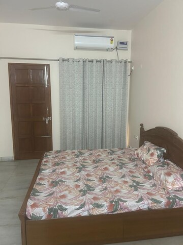 Bedroom in 2 BHK Builder Floor at Sector 40 – for Rent