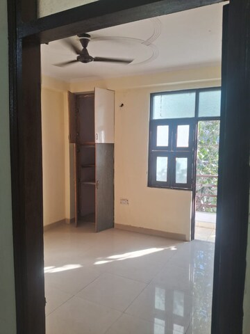 Room in 2 BHK Builder Floor at Mayur Vihar Phase 1 Extension – for Rent