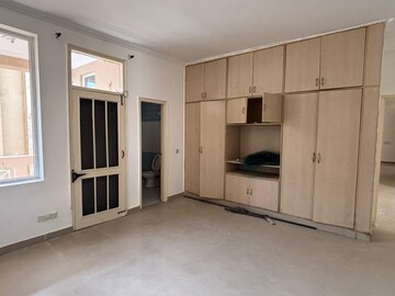 Room in 3 BHK Apartment at Orbit Apartments, Vip Road – for Rent