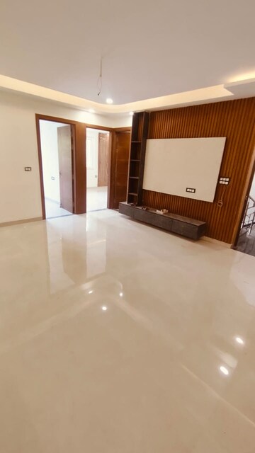Room in 4 BHK Builder Floor at Sector 43 – for Sale