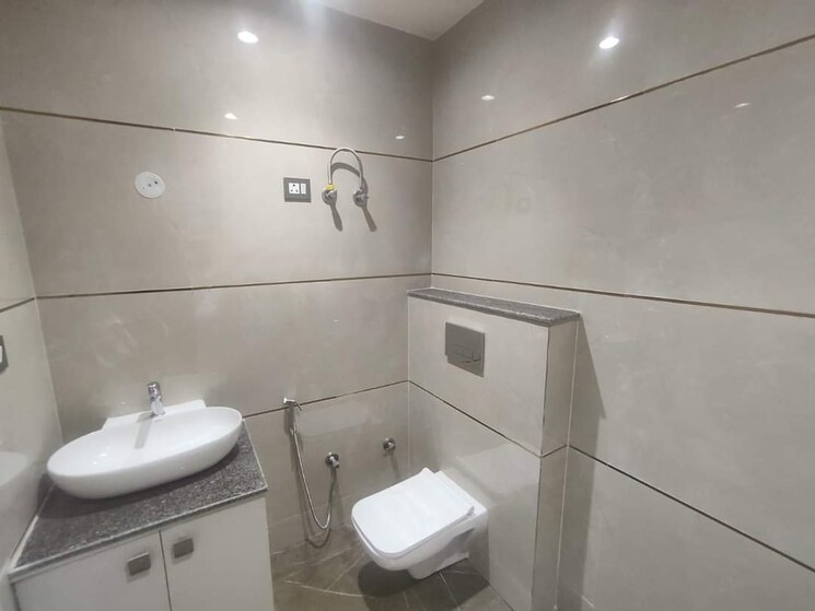 Bathroom, sector 43 4 Bedroom 2100 Sq.Ft. Builder Floor In Sector 43 Faridabad 8335522