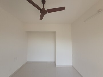 Room in 1.5 BHK Apartment at Godrej Emerald, Ghodbunder Road – for Rent