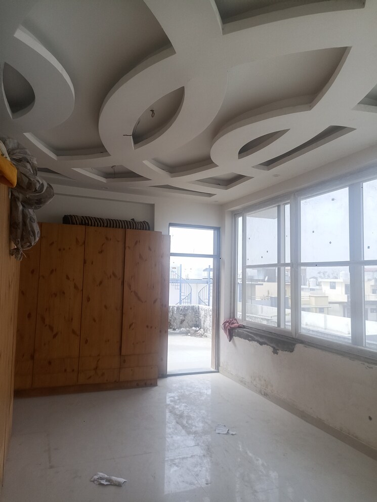  Parking, sahastradhara road 6 Bedroom 164 Sq.Yd. Villa In Sahastradhara Road Dehradun 8335763