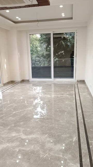 Room in 5 BHK Builder Floor at Panchsheel Park – for Sale