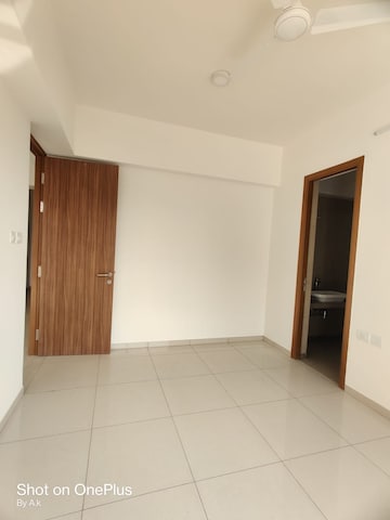 Room in 3 BHK Apartment at Shapoorji Pallonji Vicinia, Powai – for Rent