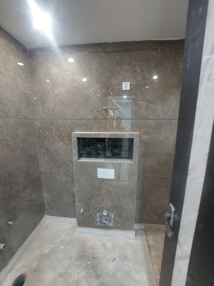 Bathroom, rana pratap bagh 3 Bedroom 150 Sq.Yd. Builder Floor In Rana Pratap Bagh Delhi 8335920