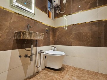 Team Area in 3 BHK Apartment at Khar West – for Rent