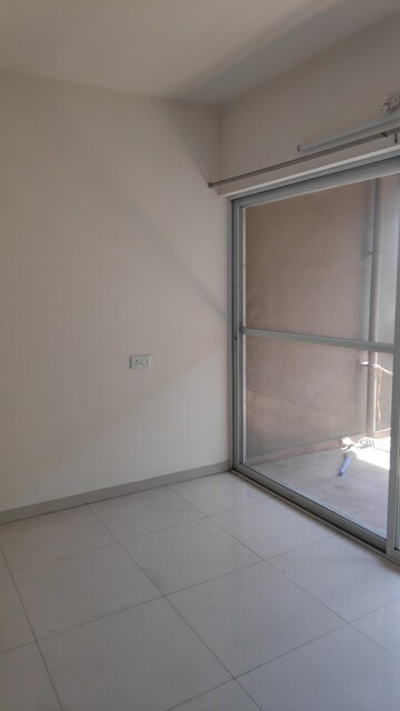 Room in 1 BHK Apartment at Mantra 29 Gold Coast, Tingre Nagar – for Rent